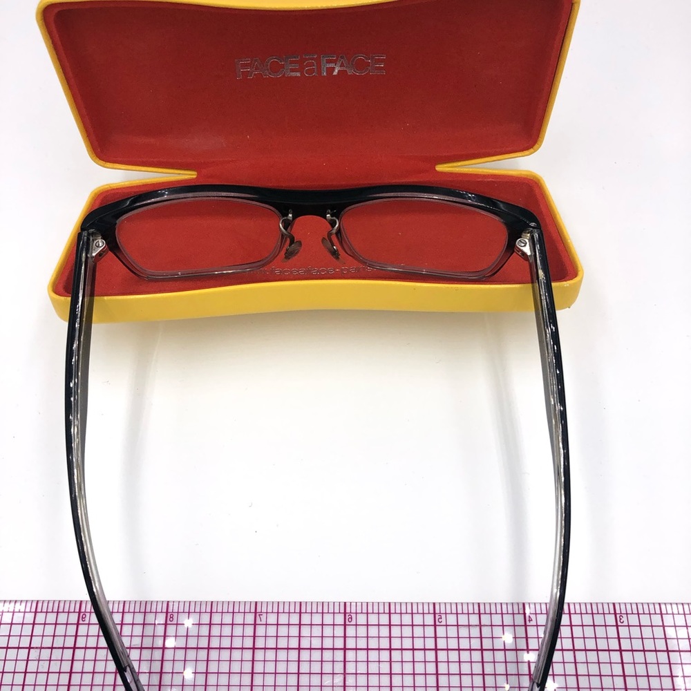 Face to face eyeglass